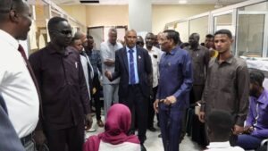 رئيس الوزراء يقف على سير العمل بإدارتي التسجيلات التجارية والملكية الفكرية بوزارة العدل