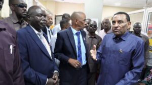 رئيس الوزراء يقف على سير العمل بإدارتي التسجيلات التجارية والملكية الفكرية بوزارة العدل