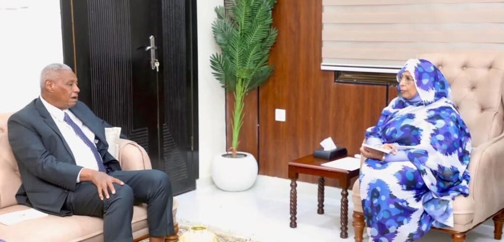 وزيرة شؤون مجلس الوزراء تطمئن على الموقف الأمني بالبلاد