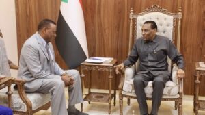 رئيس الوزراء يلتقي قيادات مسار الوسط