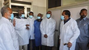 رئيس الوزراء يقف على الجهود المبذولة لاستعادة العمل بالمعمل القومي للصحة العامة”استاك”