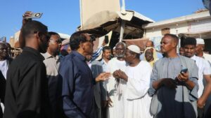 رئيس الوزراء يوجه الجهات المختصة بالاسراع في إعادة المياه والكهرباء والصرف الصحي لمنطقة بحري