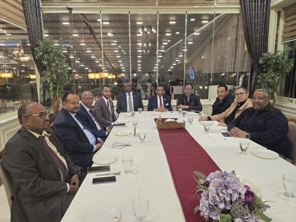 في طريق عودته من مؤتمر موينخ للأمن..رئيس الوزراء يلتقي سفارة السودان بتركيا والجالية وجمعية رجال الأعمال بإسطنبول