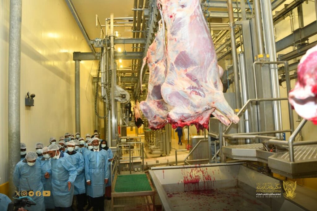 رئيس الوزراء يقف على سير العمل بشركة الكدرو للتصنيع الغذائي..ويتفقد مجمع مسالخ الكدرو للصادر