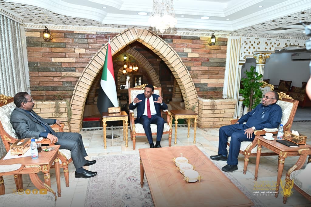 رئيس الوزراء يطلع على أداء لجنتي منع التحصيل غير القانوني ، وحصر المركبات الموجودة في نقاط التجميع
