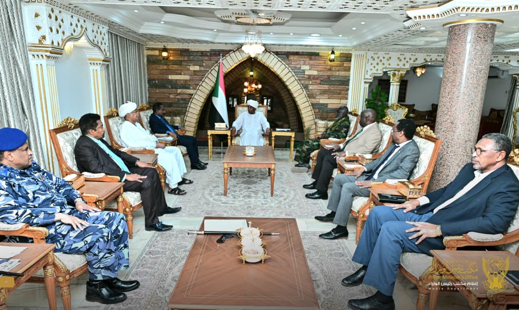 رئيس الوزراء يعقد اجتماعاً موسعاً مع عددٍ من الوزراء لمناقشة قضايا تنظيم قطاع التعدين ومكافحة التهريب والمخدرات