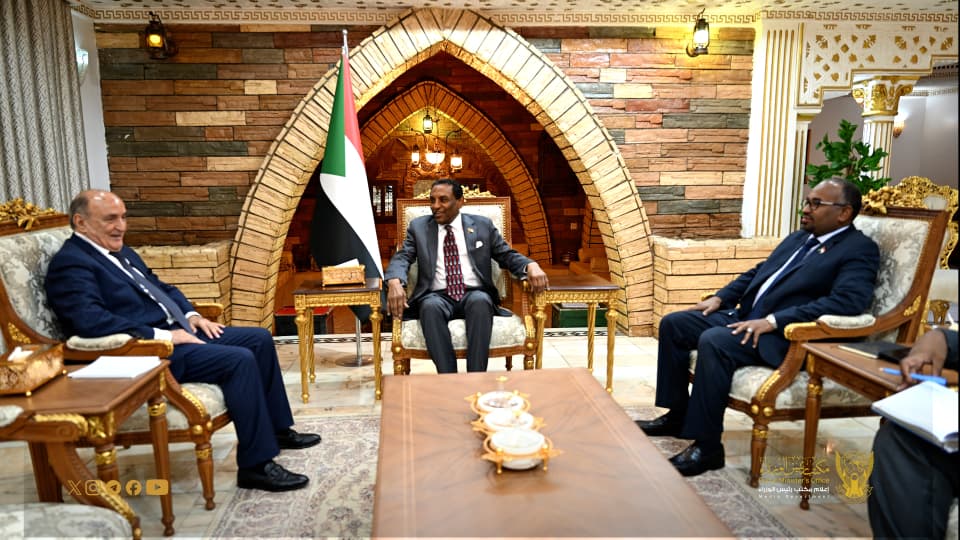 رئيس الوزراء يلتقي مبعوث الإتحاد الإفريقي لدى السودان
