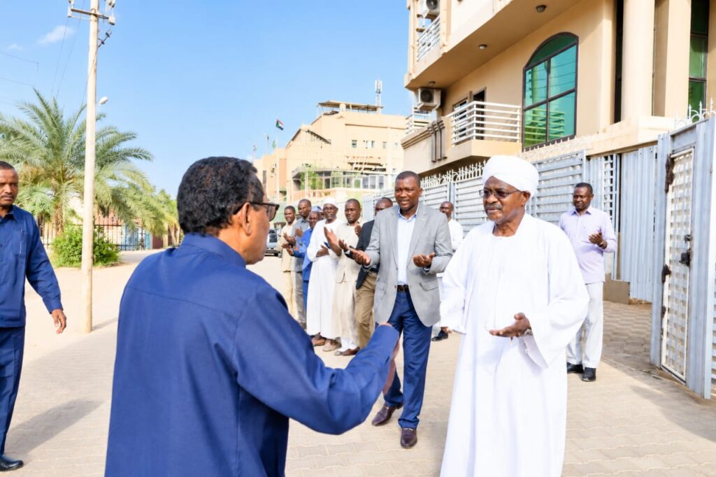 رئيس الوزراء يؤدي واجب العزاء في وفاة والدة التجاني السيسي