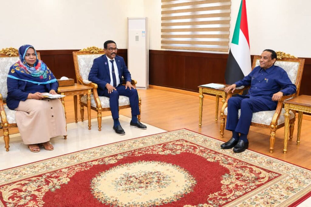 رئيس الوزراء يُشيد باداء المجلس الأعلى للبيئة والموارد الطبيعية